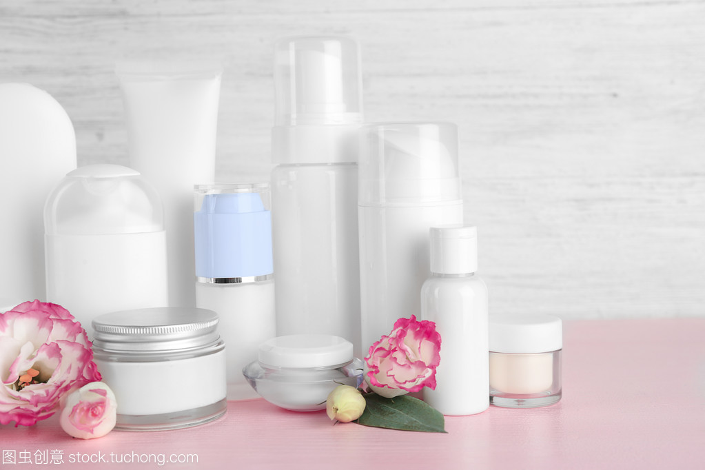 瓶中花影 化妝品瓶與灰色墻面上的藝術(shù)對話